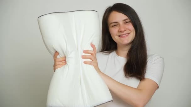 Una Mujer Comprime Una Almohada Ortopédica Almohada Toma Forma Anterior — Vídeos de Stock