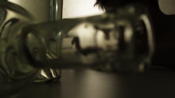 Яний Чоловік Тримає Склянку Алкоголю Сидячи Столом Алкоголізм — стокове відео