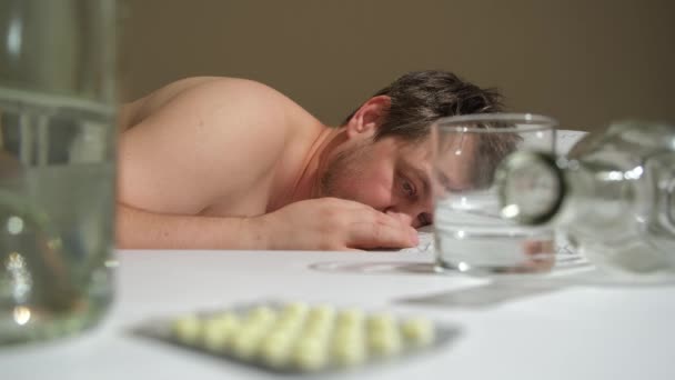 Homem Mantém Pílulas Ressaca Tratamento Com Álcool Dependência Álcool — Vídeo de Stock