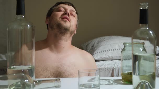 Homem Com Dependência Álcool Bebe Álcool Copo Tosse — Vídeo de Stock
