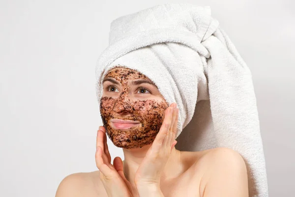 Beautiful Young Woman Bath Towel Her Head Coffee Mask Her — Stock Photo, Image