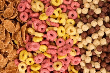 Değişik bir kahvaltı gevreği seti. Halkalar, toplar, üst manzara, uzun pankart..