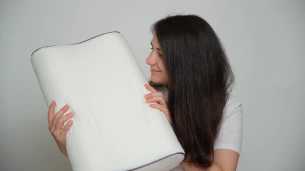 Una Mujer Abraza Almohada Blanca Ortopédica Favorita Sonríe Mientras Mira — Vídeos de Stock