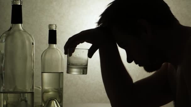 Opilý Muž Drží Stolu Sklenici Alkoholu Alkoholismus — Stock video