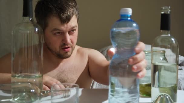 Homem Com Vício Álcool Uma Ressaca Bebe Água Mineral — Vídeo de Stock