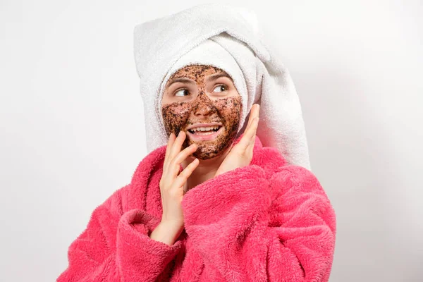 Una Mujer Hace Exfoliante Facial Con Granos Café Mira Hacia —  Fotos de Stock
