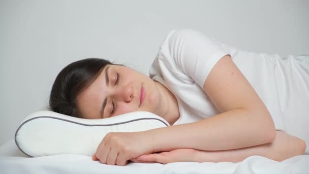 Woman Tries Fall Asleep Uncomfortable Pillow Rolls Side Side — Vídeo de stock