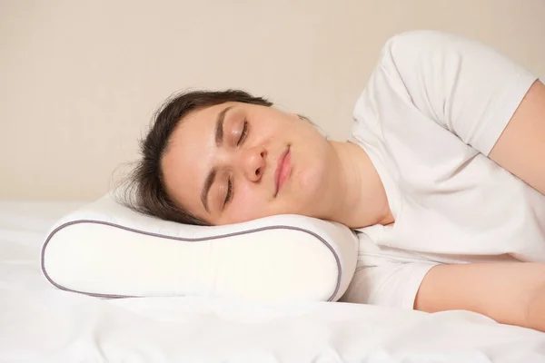 여자는 거품으로 외과적 베개를 침대에 건강에 수면을 — 스톡 사진