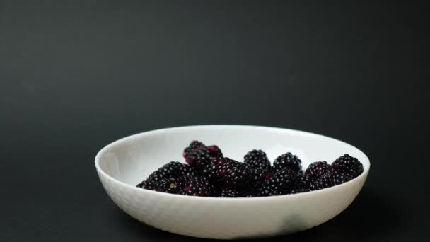 Blackberries Fall White Plate Black Background Side View Slow Motion — Stockvideo