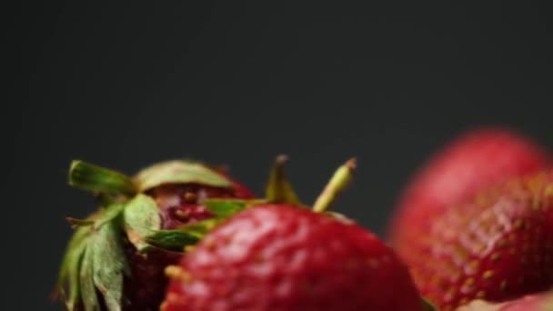 Makrovideo Von Wirbelnden Erdbeeren Auf Schwarzem Hintergrund — Stockvideo