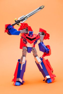 Robot transformatör turuncu arka planda kırmızı ve mavi. Çocuklar için oyuncaklar, oyuncakçılar.