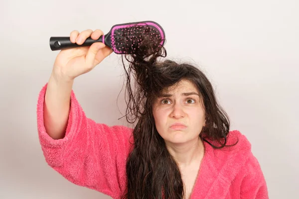 Una Mujer Trata Peinarse Cabello Enredado Húmedo Cuidado Del Cabello — Foto de Stock