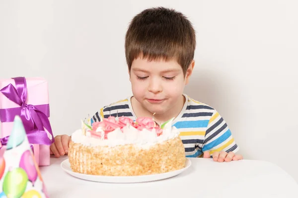 Cumpleañero Apaga Las Velas Del Pastel Cumpleaños — Foto de Stock