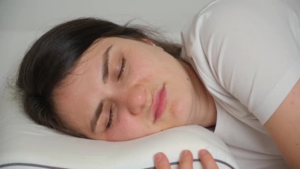 Жінки Поганий Сон Вона Спить Неспокійно Рухає Очі Прокидається — стокове відео