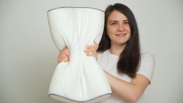 Una Mujer Comprime Una Almohada Ortopédica Almohada Toma Forma Anterior — Vídeos de Stock