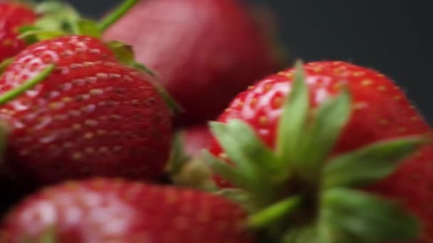 在黑色背景上旋转草莓的宏观视频 — 图库视频影像