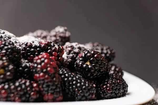 Moras Espolvoreadas Con Azúcar Plato Sobre Fondo Negro Vista Cerca — Foto de Stock