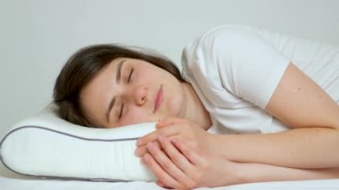 Bir kadın hafıza köpüğünden yapılmış ortopedik yastıkla kalkarsa yastık eski şeklini alır..