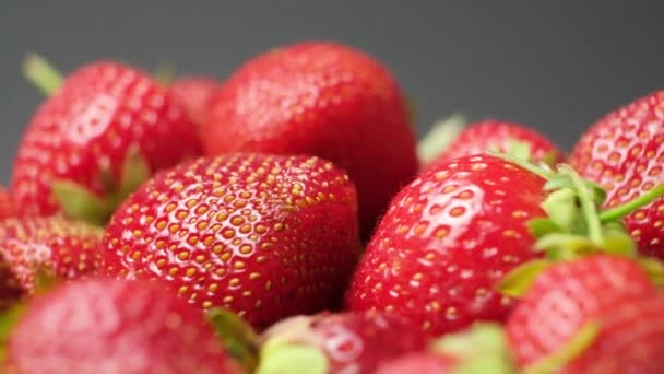 Makrovideo Von Wirbelnden Erdbeeren Auf Schwarzem Hintergrund — Stockvideo