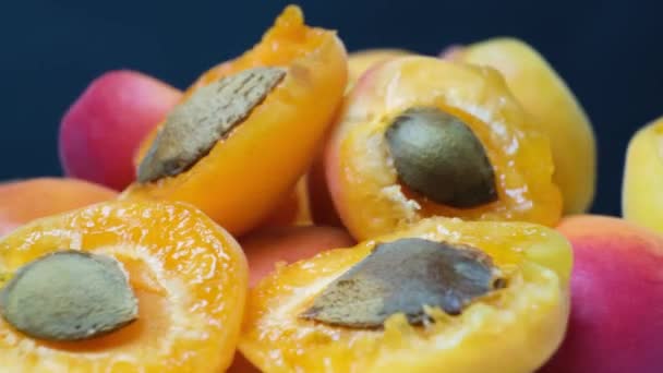 Veel Rijpe Sappige Abrikozen Beweging Draaien Een Cirkel Geschilde Abrikozen — Stockvideo