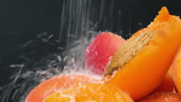 Fette Albicocca Sono Cosparse Zucchero Uno Sfondo Nero Frutta Con — Video Stock