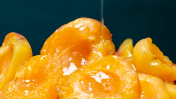 Honig Wird Auf Aprikosenscheiben Gegossen Köstliche Saftige Früchte Mit Honig — Stockvideo