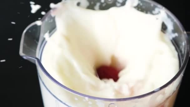 Jahodový Pád Mléka Misce Potravinářského Procesoru Pomalé Natáčení — Stock video