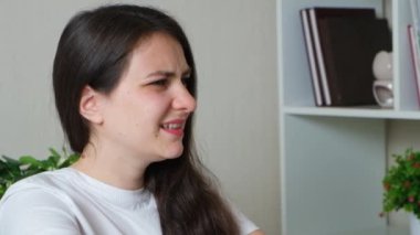 Bilgisayarda çalıştıktan sonra bileği ağrıyan bir kadın. Tünel sendromu..