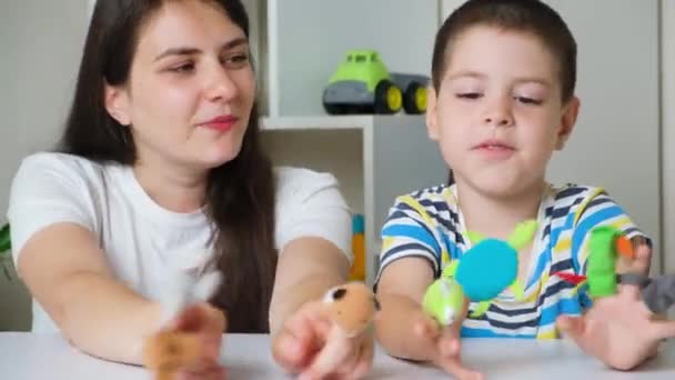 Mutter Und Sohn Spielen Fingertheater Spielzeug Den Fingern — Stockvideo