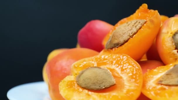 Lot Ripe Juicy Apricots Motion Spin Circle Peeled Apricots Pits — ストック動画