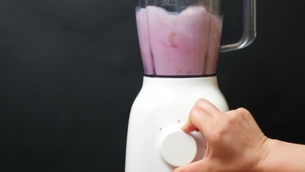 Het Bereiden Van Een Milkshake Met Aardbeien Bramen — Stockvideo