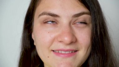 Bir kadın gözler için jimnastik yapar. Göz kaslarını güçlendirmek ve yorgunluğu azaltmak için egzersiz..