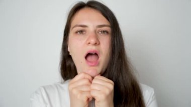 Temporomandibular eklem bozukluğu olan bir kadın eklemlerini güçlendirmek için egzersiz yapar..
