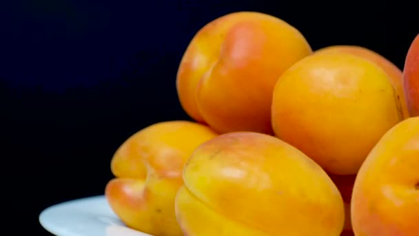 Ripe Apricots Plate Spin Circle Black Background — Vídeos de Stock