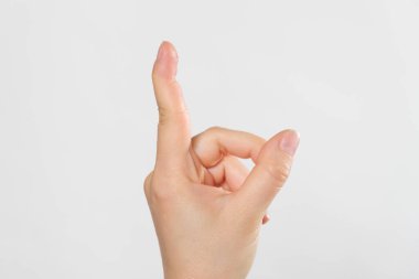 Doğal olmayan bir şekilde bükülmüş bir insan eli. Elin eklemlerinde ankiloz var..