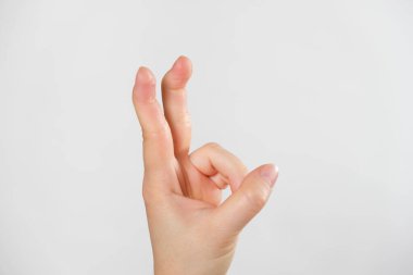 Doğal olmayan bir şekilde bükülmüş bir insan eli. Elin eklemlerinde ankiloz var..