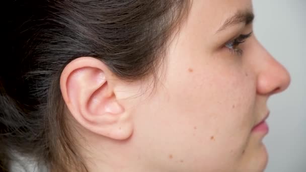 Woman Moves Her Ears Unusual Human Capabilities — Stockvideo
