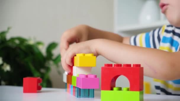 Menino Anos Joga Como Construtor Constrói Partir Cubos Multicoloridos — Vídeo de Stock