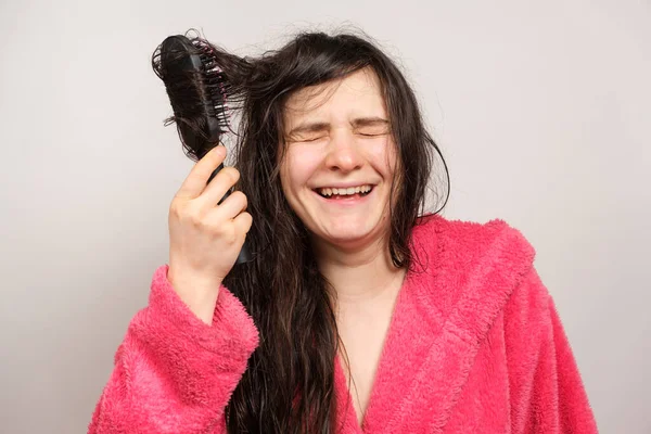 Uma Mulher Manto Rosa Penteia Seu Cabelo Molhado Com Pente — Fotografia de Stock