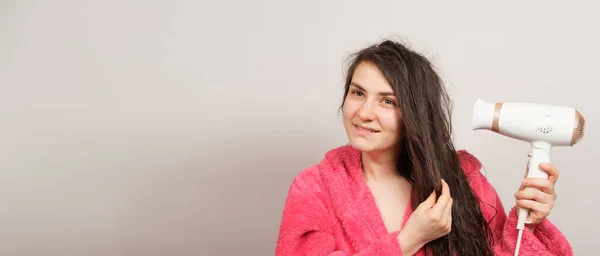 Güzel Mutlu Bir Kadın Islak Saçlarını Bir Saç Kurutma Makinesiyle — Stok fotoğraf
