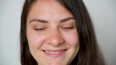 Bir kadın gözler için jimnastik yapar. Göz kaslarını güçlendirmek ve yorgunluğu azaltmak için egzersiz.