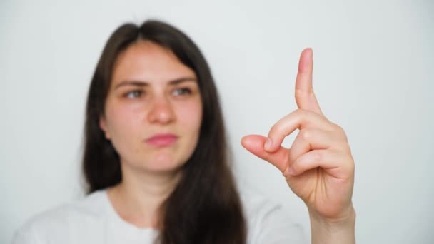 Een Vrouw Toont Een Ongewoon Vermogen Haar Vingers Buigen Slechts — Stockvideo