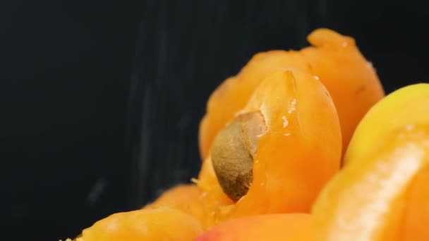 Les Tranches Abricot Sont Saupoudrées Sucre Sur Fond Noir Fruits — Video