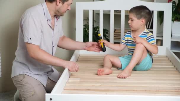Father Son Together Assemble Children Bed Screw Screws Screwdriver — Stock videók