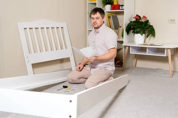 Mobilya Montajı Için Talimatları Olan Bir Adam Çocukların Odasındaki Beyaz — Stok fotoğraf