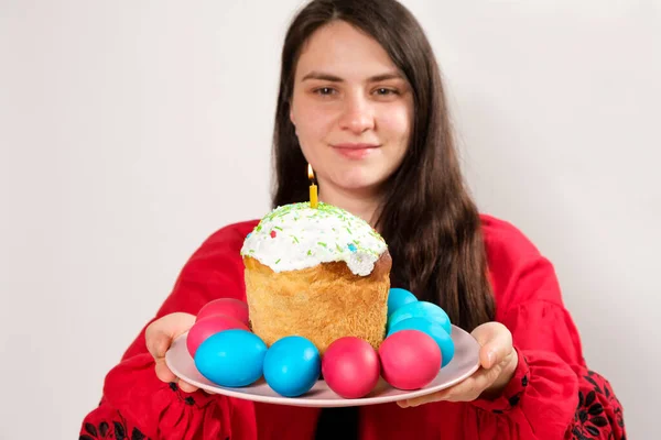 Woman Holds Easter Cake Painted Eggs White Background Copy Space — Fotografia de Stock