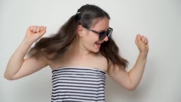 Μια Αστεία Γυναίκα Γυαλιά Ηλίου Χορεύει Και Διασκεδάζει Βγάζει Γυαλιά — Αρχείο Βίντεο