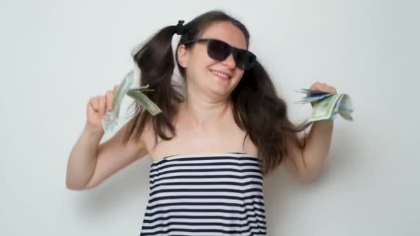 Смішна Жінка Танцює Тримаючи Багато Грошей Руках Кидає Гроші Вгору — стокове відео