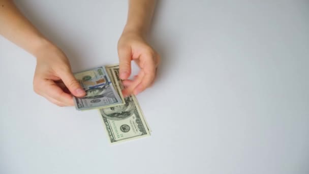 Seorang Wanita Menghitung Tagihan Dolar Untuk 100 Dolar Pada Latar — Stok Video