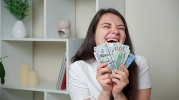 Μια Ευτυχισμένη Γυναίκα Ξερνάει Πολλά Χαρτονομίσματα Των Δολαρίων Και Ευρώ — Αρχείο Βίντεο